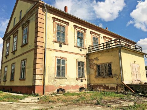 Eladó Ház 8800 Nagykanizsa , A kastély, ahol a múlt történelme a jelenben él! Eladó Zala megyében a Balatontól 40 km-re Nagykanizsán fél hektáros területű birtokon elterülő, történelmi múltú kastély, udvarház!