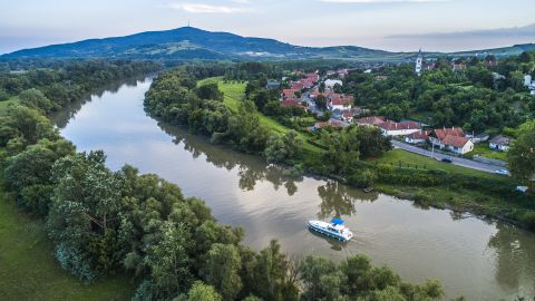 Eladó Mezőgazdasági 3910 Tokaj , Tokaj központjában 40-50 fő befogadására alkalmas borospince saját mosdóval, borkészlettel