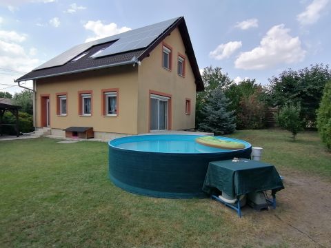 Eladó Ház 2458 Kulcs , Kulcs csendes, központhoz közeli utcájában ÖNELLÁTÓ családi ház