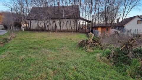 Eladó Telek 2217 Gomba , Központhoz közeli