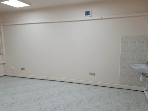 Kiadó Üzlethelyiség 7400 Kaposvár Üzlethelység, Kaposvár szívében a Fő utcán!
