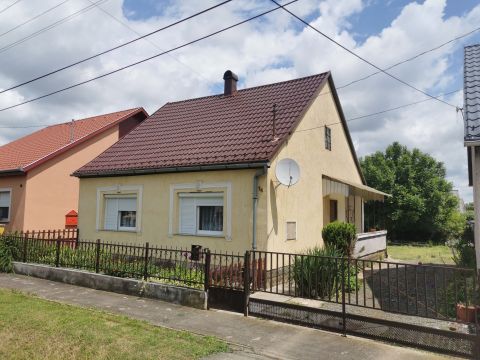 Eladó Ház 7200 Dombóvár , Kertváros egyik legkedveltebb utcájában