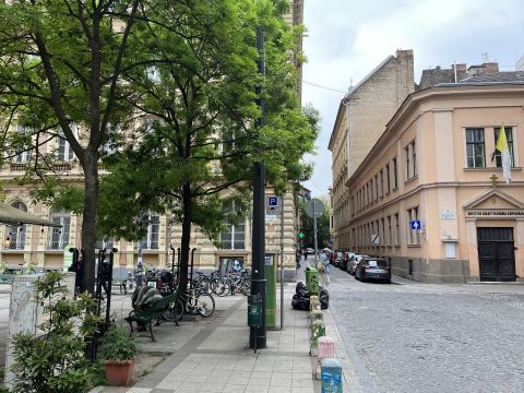 Eladó Üzlethelyiség 1088 Budapest 8. kerület , Mikszáth Kálmán térnél 80 nm szuterén, vendéglátásra, raktárnak ELADÓ