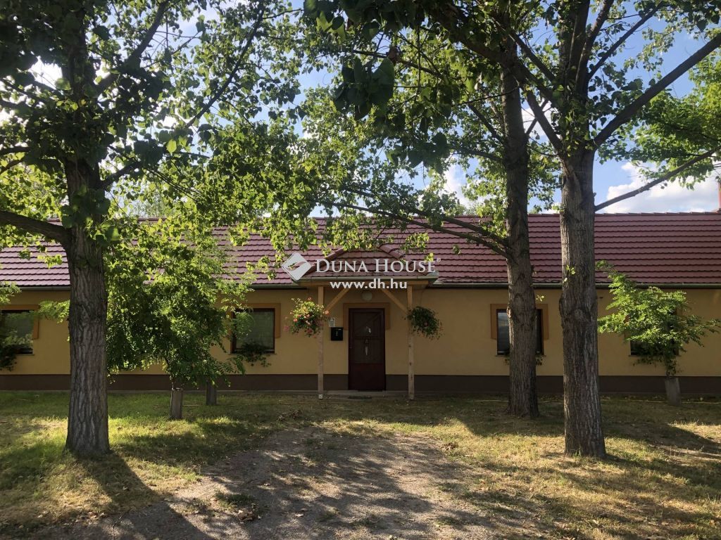 6097 Kunadacs , Vállalkozásra alkalmas kiváló állapotú telephely ELADÓ — 1/25