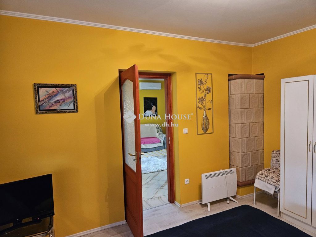 8651 Balatonszabadi , Káprázatos házikó — 1/27