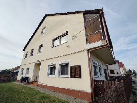 Eladó Ház 7516 Berzence Berzence csendes mellékutcájában kétszintes nagy családi ház eladó telekkel! 