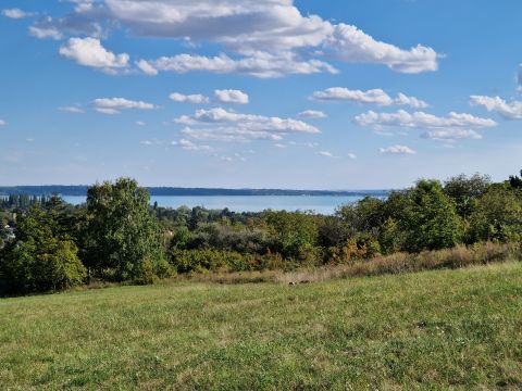 Eladó Telek 8174 Balatonkenese , Balatoni panorámás 10738nm telek, 3%-ban beépíthető, 2 szinten.