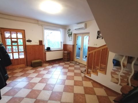 Eladó Ház 2490 Pusztaszabolcs Pusztaszabolcs Velencéhez közelebbi részén, 2 szintes, tetőtérben beépített, családi ház eladó!
