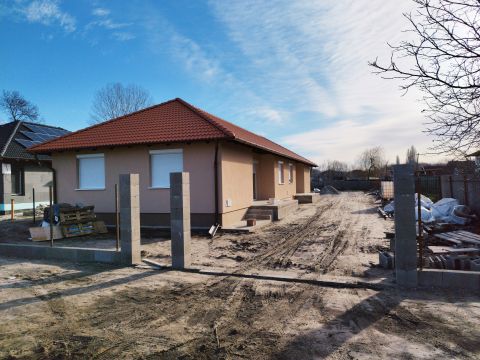 Eladó Ház 2213 Monorierdő Hőszivattyús újépítésű ikerházfél, 3 gyerekes CSOK pluszra alkalmas!