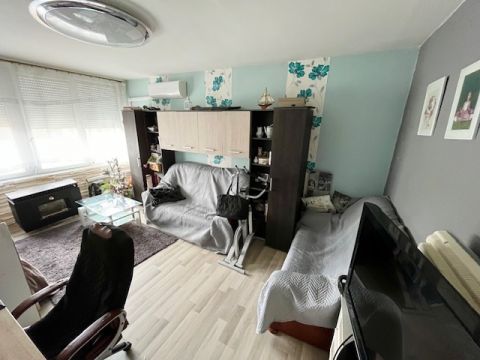 Eladó Lakás 8000 Székesfehérvár Rádió lakótelepen jó állapotú lakás