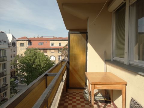 Eladó Lakás 1132 Budapest 13. kerület Újlipótvárosban körbenapozott, erkélyes, 78 nm, 3 külön nyíló szobás lakás * '80-ban épült társasház
