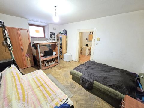 Eladó Lakás 1013 Budapest 1. kerület , Pauler utcában, száraz, lakható, 2 szobás lakás!