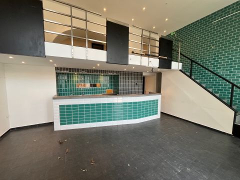 Eladó Üzlethelyiség 1055 Budapest 5. kerület NYUGATI TÉREN Üzlethelység ELADÓ, Bérbe van adva, 5000 EURO/hó ! Terasz lehetőséggel, 8 m utcai port