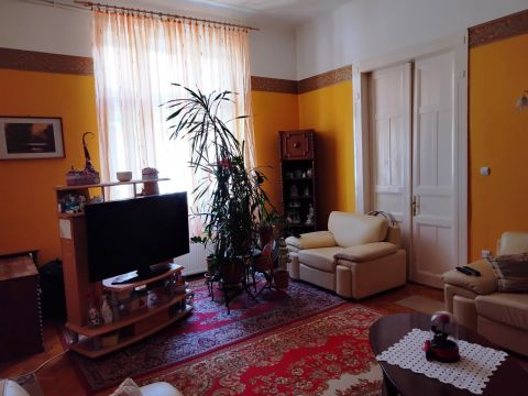 Eladó Lakás 1081 Budapest 8. kerület Blaha Lujza tér szomszédságában - Emeleti lakás - Kiváló adottságokkal