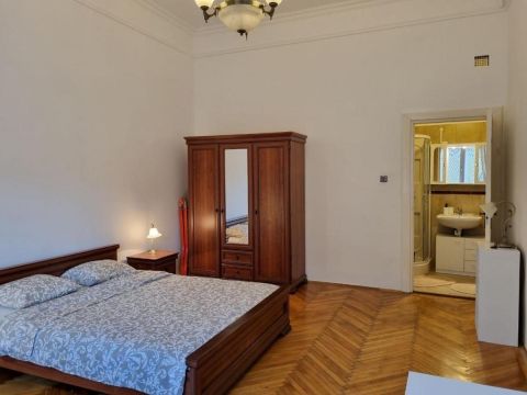 Eladó Lakás 1065 Budapest 6. kerület Airbnb engedélyes társasházban 