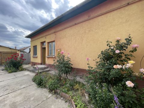Eladó Ház 6000 Kecskemét , Rendőrfaluban, a belvároshoz közeli részen, 105 nm-es családi ház várja új lakóit!