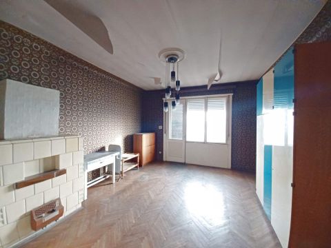 Eladó Lakás 1081 Budapest 8. kerület Keleti pu. közelében emeleti, felújítandó lakás