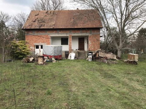 Eladó Telek 6000 Kecskemét , Máriahegyen 1980 nm telek félkész téglaházzal eladó