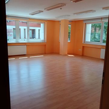 Kiadó Iroda 6000 Kecskemét Belvárosi panorámás 116 nm-es iroda, irodaházban.