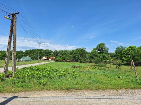 Eladó Telek 2723 Nyáregyháza , Nyáregyházán 754 m2-es építési telek eladó. Vezetékes víz a telken belül!