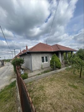 Eladó Ház 8130 Enying , Vasvári utca, csendes környék, jól karbantartott, 3 szoba + nappalis, tégla falazatú ház