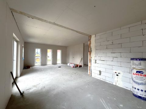 Eladó Ház 2340 Kiskunlacháza Eladó egy minőségi, újépítésű, önálló családi ház, 2024-ben épült, Kiskunlacháza csendes, kertvárosi