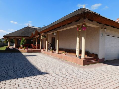 Eladó Ház 6044 Kecskemét , Prémium minőségben megépített, nagy méretű, nádtetős villa eladó.