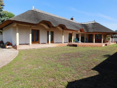 Eladó Ház 6044 Kecskemét Prémium minőségben megépített, nagy méretű, nádtetős villa eladó.