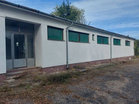 Eladó Ipari 6070 Izsák 