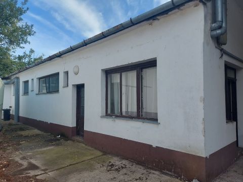 Eladó Ipari 6070 Izsák 