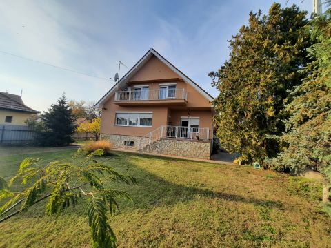 Eladó Ház 2336 Dunavarsány , Központhoz közeli csendes utcában,3 szintes,nappali + 5 szobás166 m2 családi ház parkosított telken!