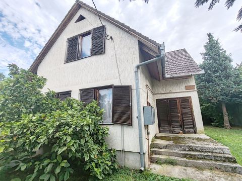 Eladó Ház 8840 Csurgó Csurgó mellékutcájában emeletes, kertes családi ház eladó most kedvező áron!