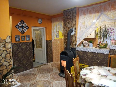 Eladó Ház 2713 Csemő 2713 Csemő, Központ körnzéke