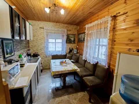 Eladó Ház 2711 Tápiószentmárton Tápiószentmárton buszforduló közelében eladó 3 szobás tégla építésű ház melléképületekkel.