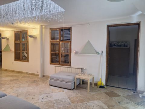 Eladó Ház 1036 Budapest 3. kerület , Elsdó a 3.kerületben egy jelenleg bérbe adott épület !
