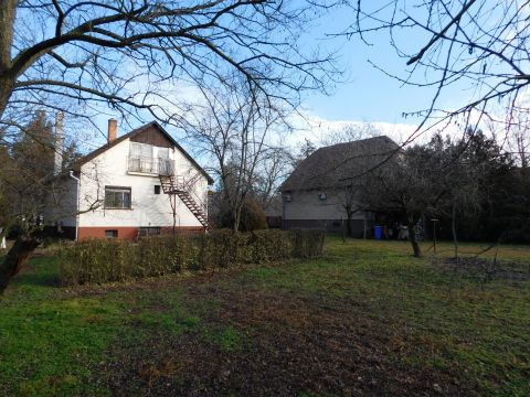 Eladó Ház 6000 Kecskemét Kétrendbeli családi ház, hatalmas osztható telken nagyon jó helyen!