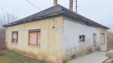 Eladó Ház 7098 Magyarkeszi , Központ közeli, jól alakítható, 4 szobás téglaház