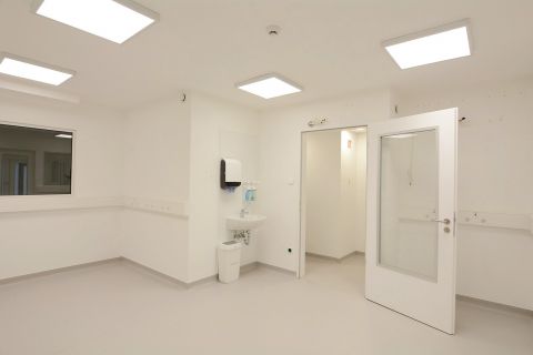 Kiadó Üzlethelyiség 6000 Kecskemét Kisfaludy utcai irodaházban földszinti 180 nm-es üzlethelyiség/orvosi rendelő