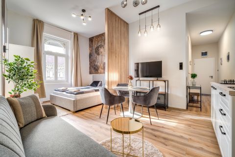 Eladó Lakás 1067 Budapest 6. kerület , OKTOGONNÁL napfényes, utcai nézetű stúdió- luxus kivitelben !