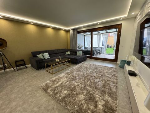 Kiadó Lakás 6000 Kecskemét  PRÉMIUM MINŐSÉGŰ INGATLAN SAJÁT KERTTEL és 2 db MÉLYGARÁZS BEÁLLÓVAL