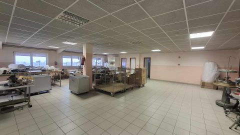 Kiadó Üzlethelyiség 2234 Maglód , frekventált helyen kiadó 560 nm-es épületszint