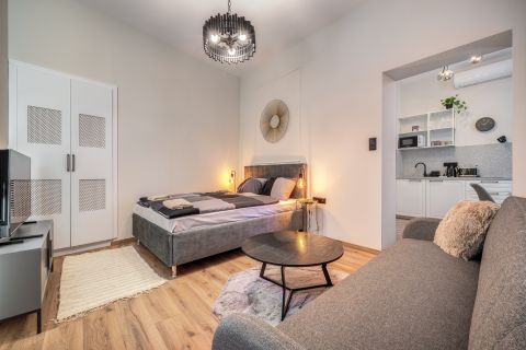 Eladó Lakás 1067 Budapest 6. kerület , OKTOGONNÁL - modern stúdió szép épületben!