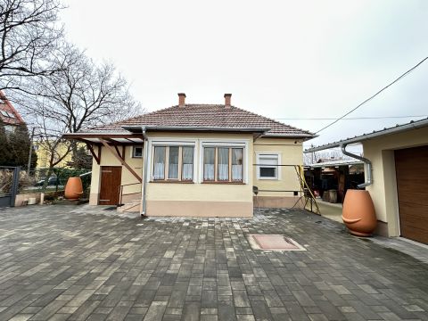 Eladó Ház 6000 Kecskemét , Kecskemét Hunyadiváros kedvelt részén sok lehetőséget rejtő