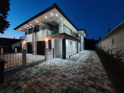 Eladó Ház 8624 Balatonszárszó UNIKÁLIS APARTMANHÁZ
