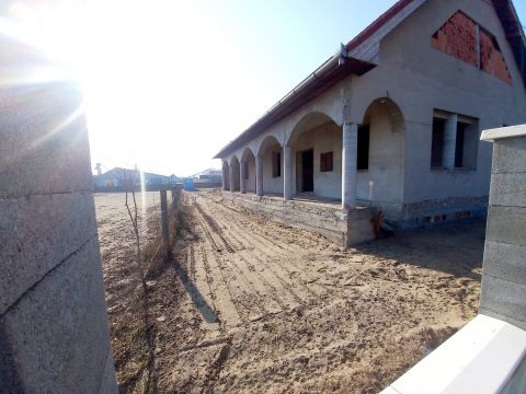Eladó Ház 6000 Kecskemét Óriási félkész ház az Auchan közelében