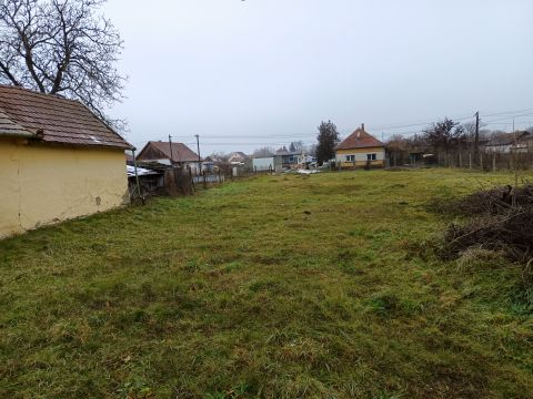 Eladó Telek 5052 Újszász , Újszász központban Szent István téren 920nm-es telek eladó