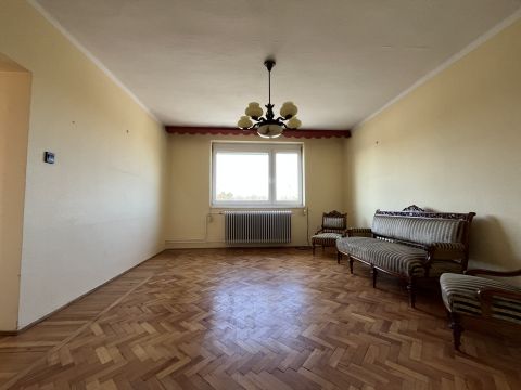 Eladó Lakás 8200 Veszprém belvárosi, első emeleti tégla lakás, két garázzsal