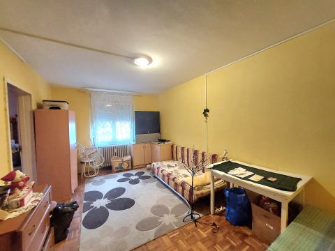 Eladó Lakás 7100 Szekszárd , 56 m2-es, földszintes, 3 szobás panellakás