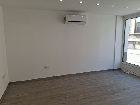 Kiadó Üzlethelyiség 3200 Gyöngyös , Belvároshoz közel