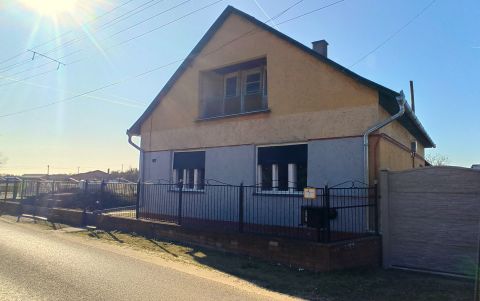 Eladó Ház 6062 Tiszakécske Eladó családi ház, nagy telekkel, kiváló helyen Tiszakécskén